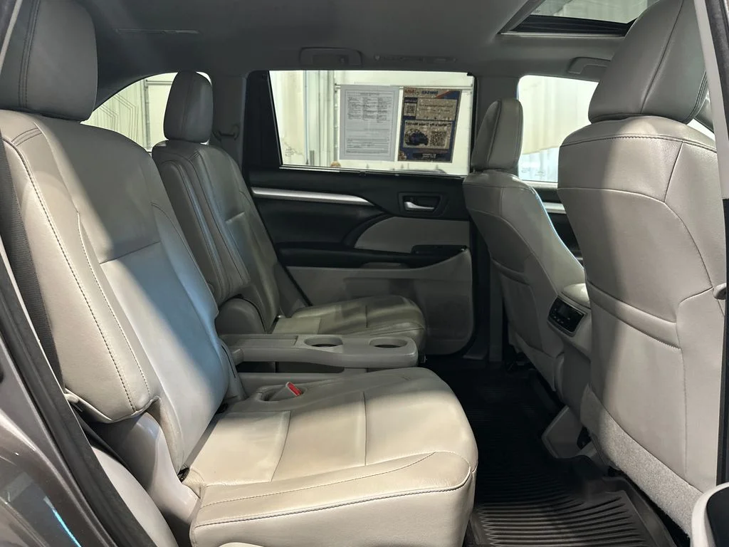 Used 2018 Gray Toyota XLE image 33