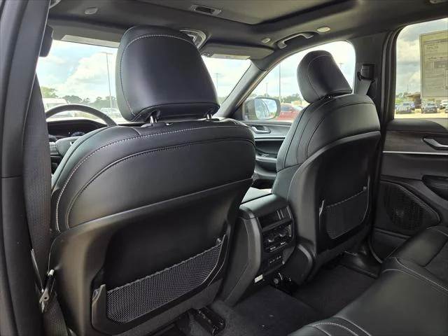 New 2026 Diamond Black Crystal Pearl-Coat Exterior Paint Jeep Altitude image 26
