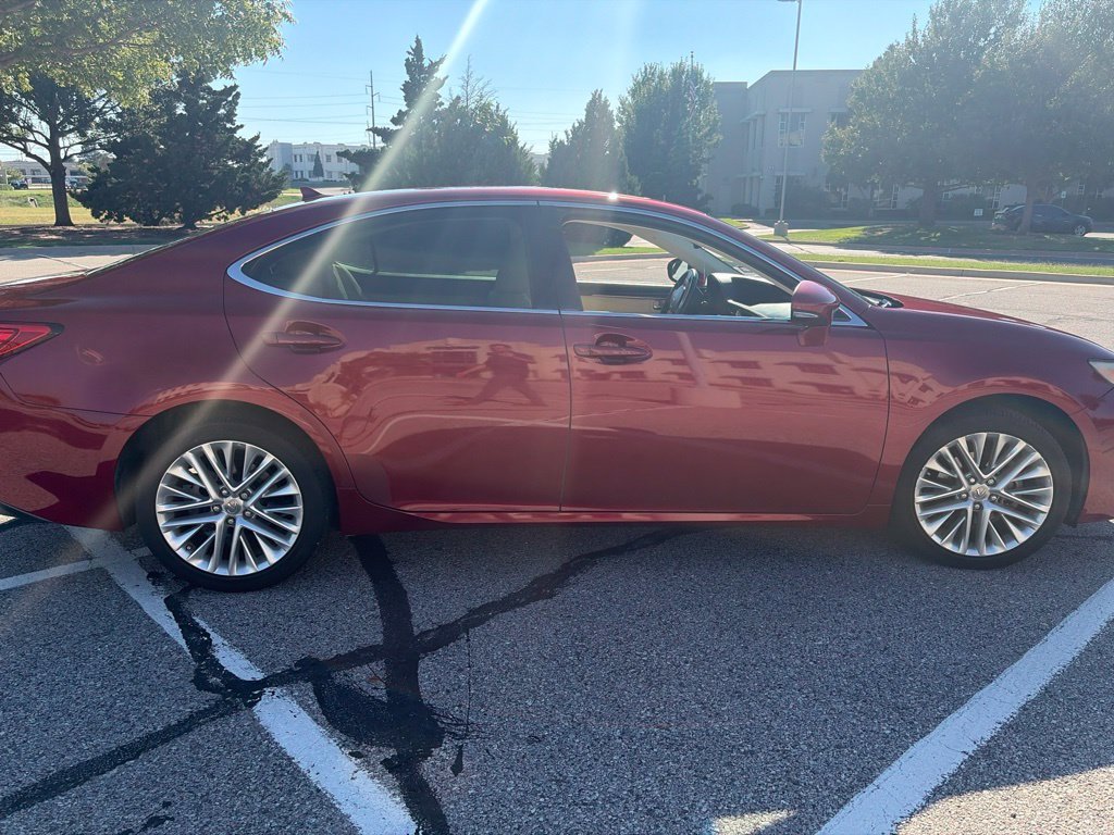 Used 2013  Lexus 350 image 17