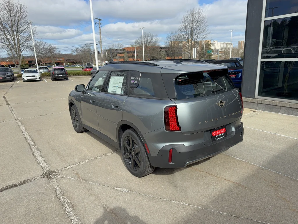 New 2026 Smokey Green Metallic MINI Signature Plus image 4