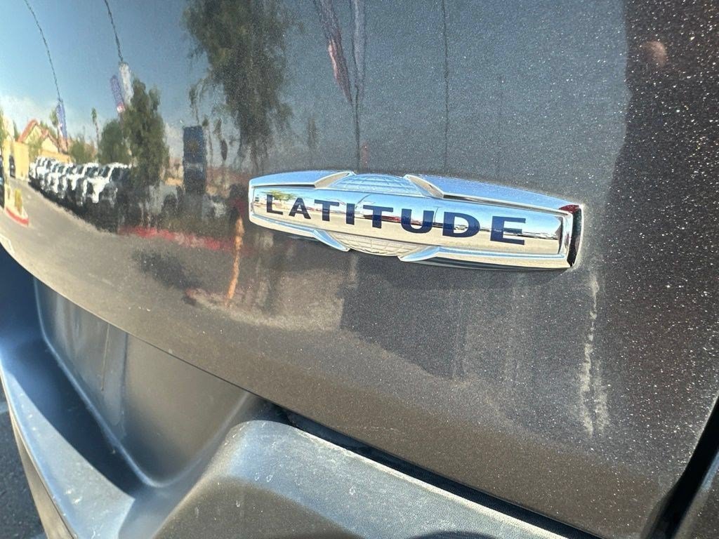Used 2018 Gray Jeep Latitude Plus FWD image 4