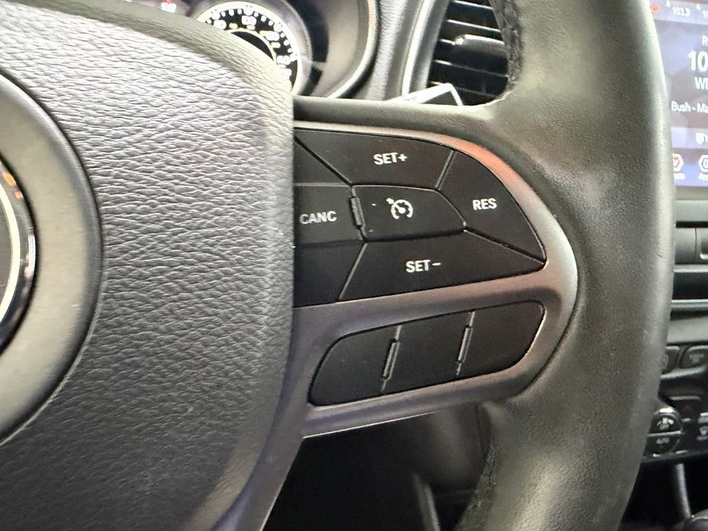 Used 2022 Black Jeep Latitude Lux image 18