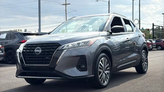 Used 2022 Gray Nissan SR image 8