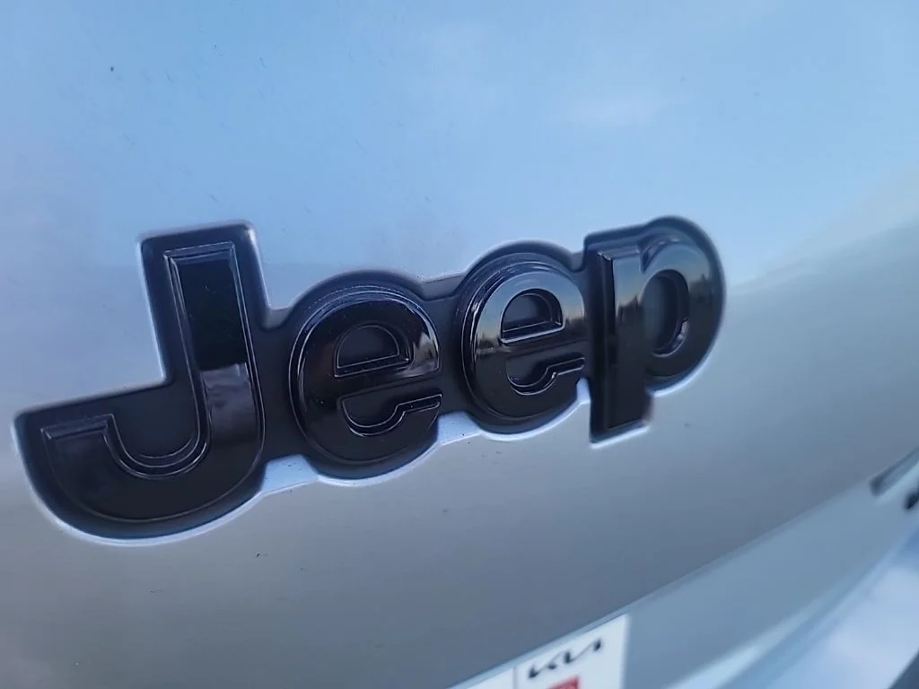 Used 2025 Silver Jeep Limited image 10