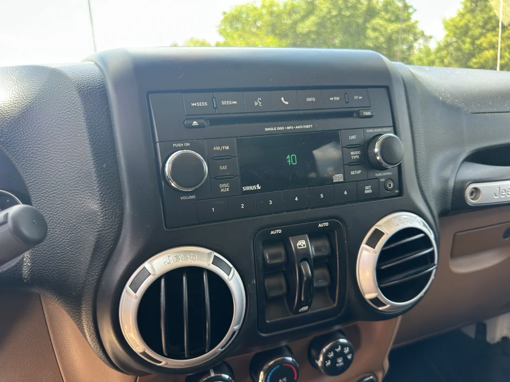 Used 2014 Bright White Clearcoat Jeep Sahara image 25