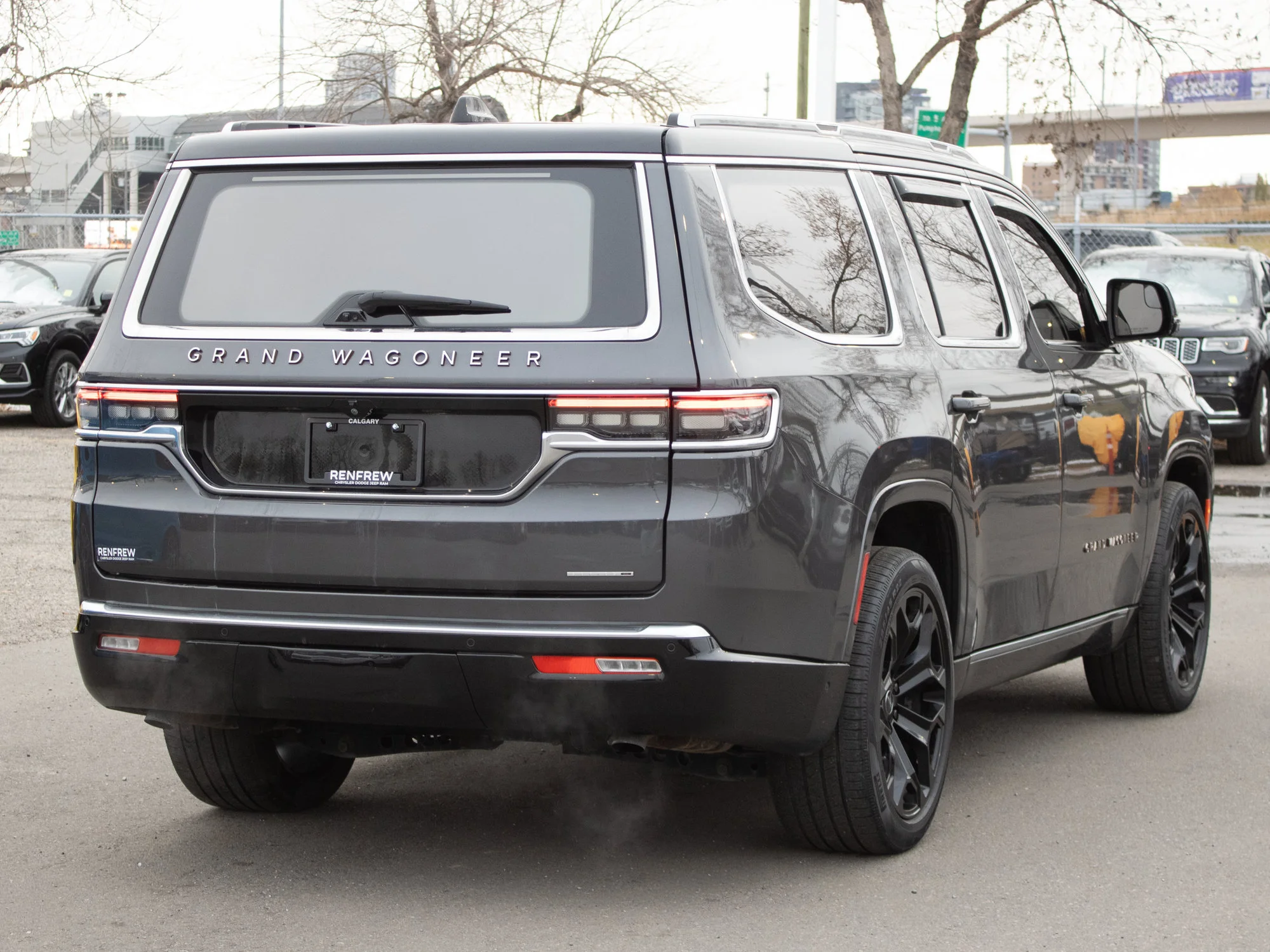 Used 2022 Grey Jeep Series III* 4x4, Massaging Heated/Ventilated Seats, Rear-Seat Entertainment Group, Panoramic Roof image 15