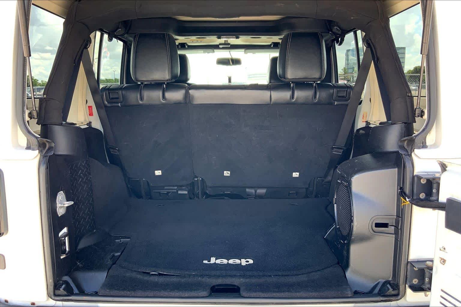 Used 2014 Bright White Clearcoat Jeep Rubicon X image 33