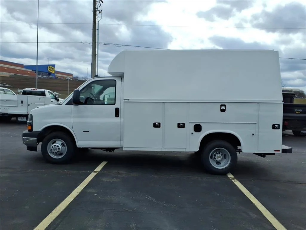 New 2025 Summit White Chevrolet 1WT image 3