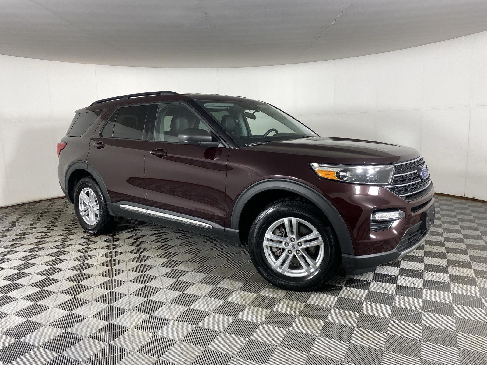 Used 2023 Jewel Red Metallic Tinted Clearcoat Ford XLT image 16