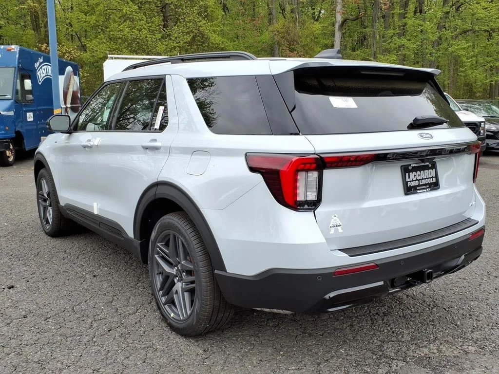 New 2026 Space White Metallic Ford ST-Line image 4