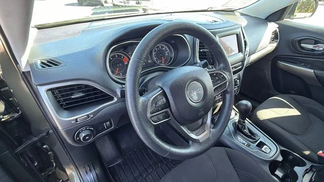 Used 2019 Green Jeep Latitude image 31