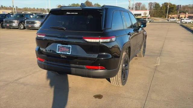 New 2025 Diamond Black Crystal Pearl-Coat Exterior Paint Jeep Limited image 20