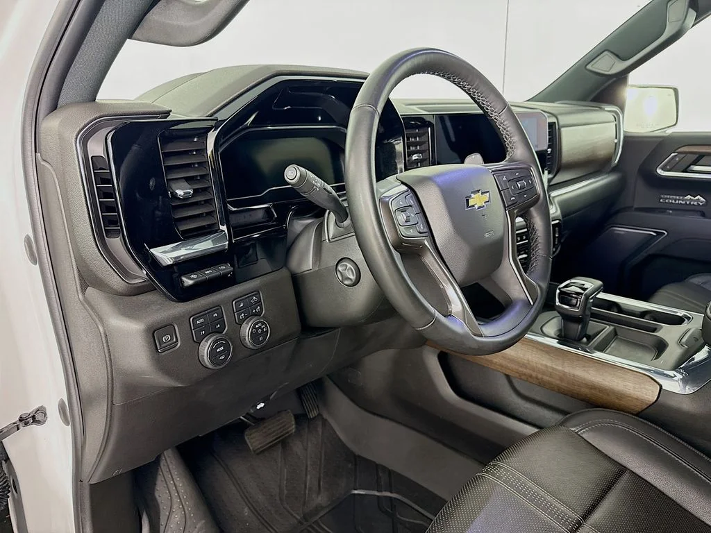 Used 2023 Pearl Chevrolet High Country image 4
