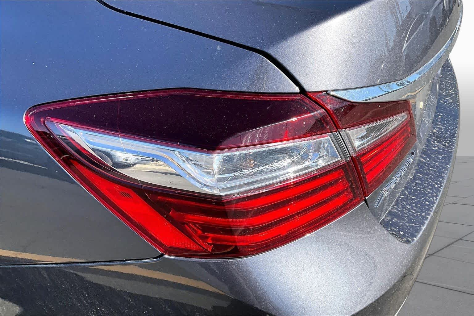 Used 2017 Modern Steel Metallic Honda LX image 28