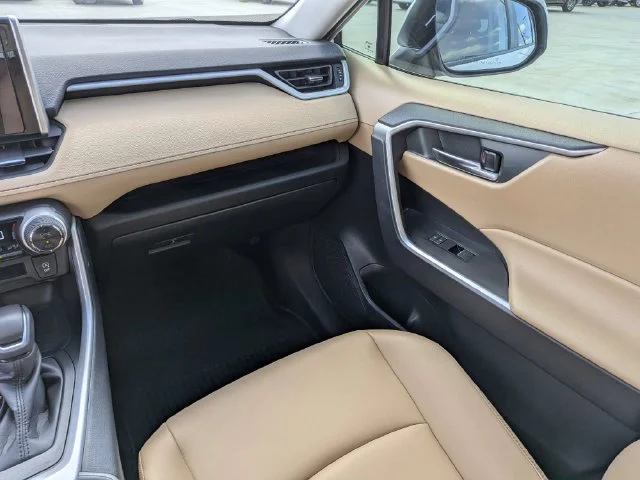 Used 2025 Beige Toyota XLE Premium image 17