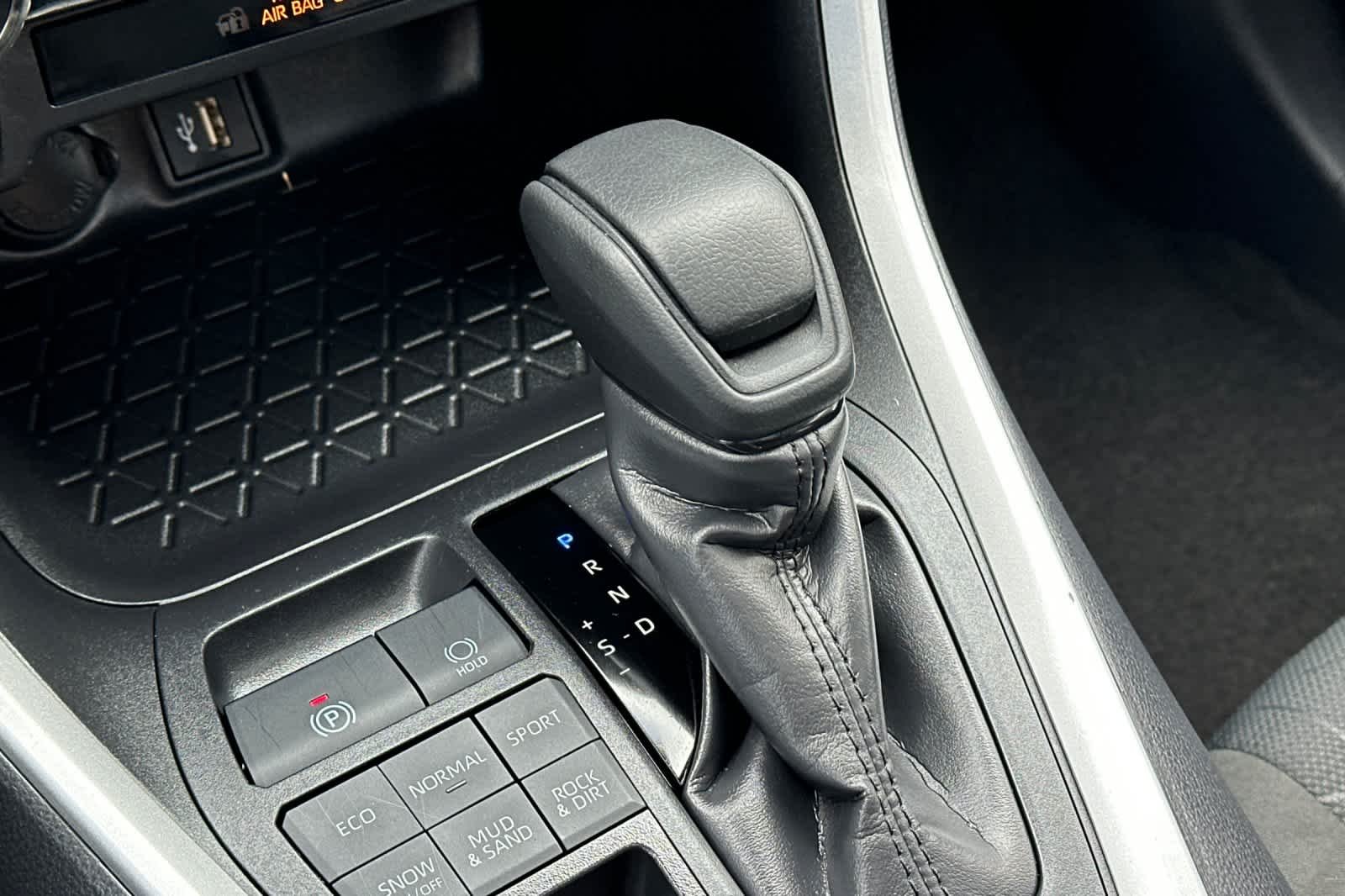 2025 Toyota RAV4 XLE - Photo 20