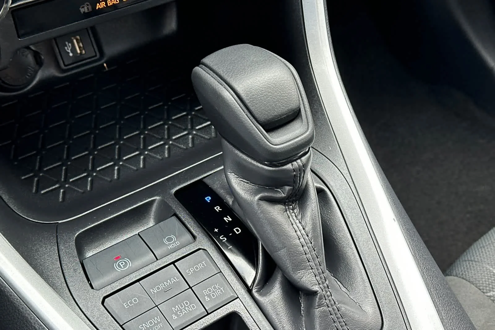 2025 Toyota RAV4 XLE - Photo 20