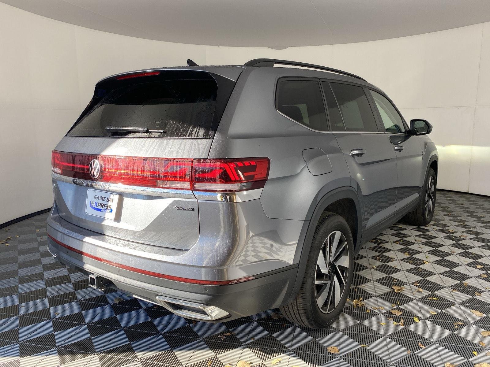 Used 2025  Volkswagen 2.0T SE w/Technology image 5