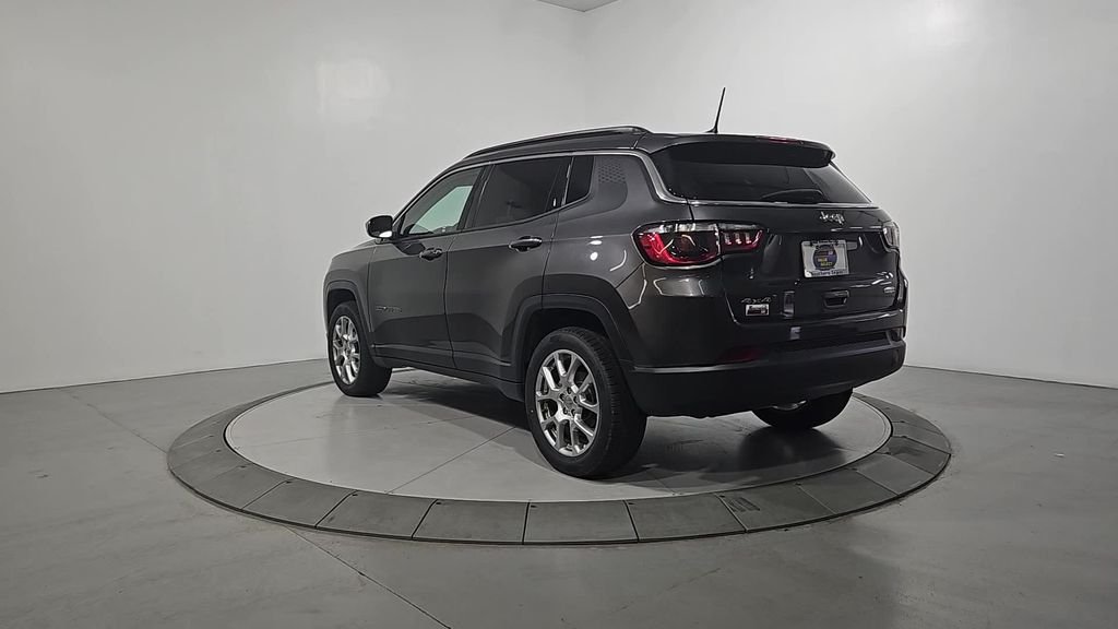 Used 2022 Gray Jeep Latitude Lux image 3