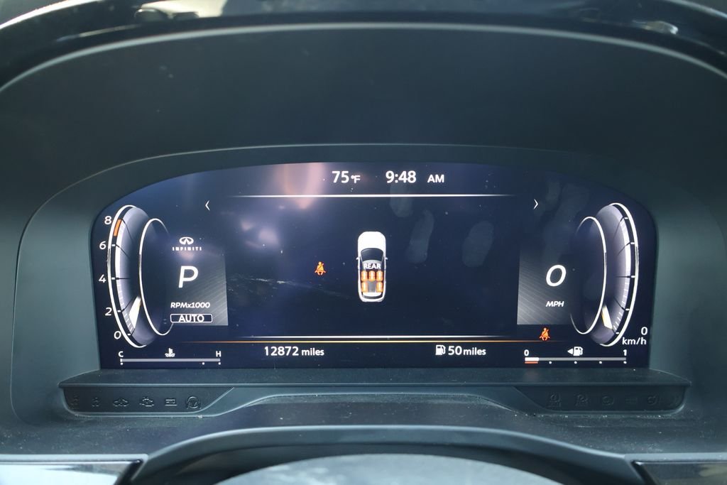 Used 2024 White INFINITI LUXE image 16