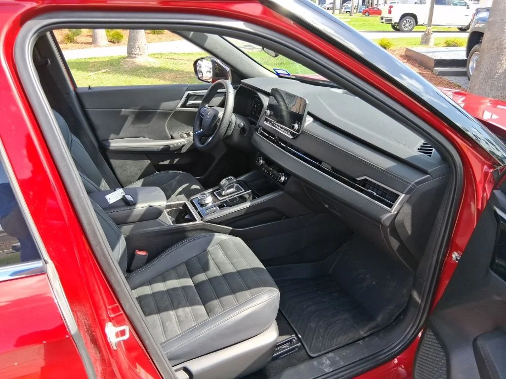 Used 2024  Mitsubishi SE image 11