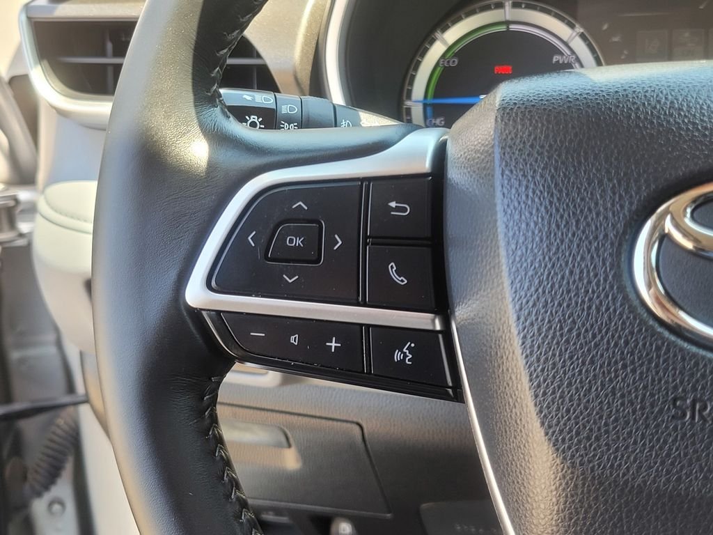 Used 2022 Silver Toyota XLE image 25
