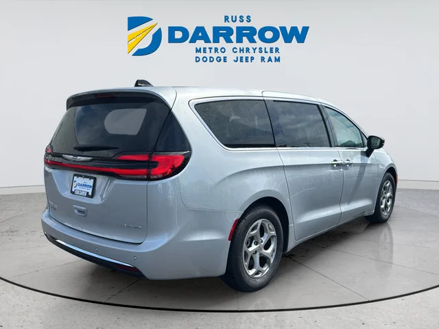Used 2024 Silver Chrysler Limited image 5