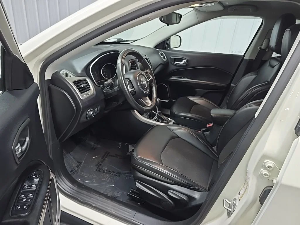 Used 2018 White Jeep Latitude image 28