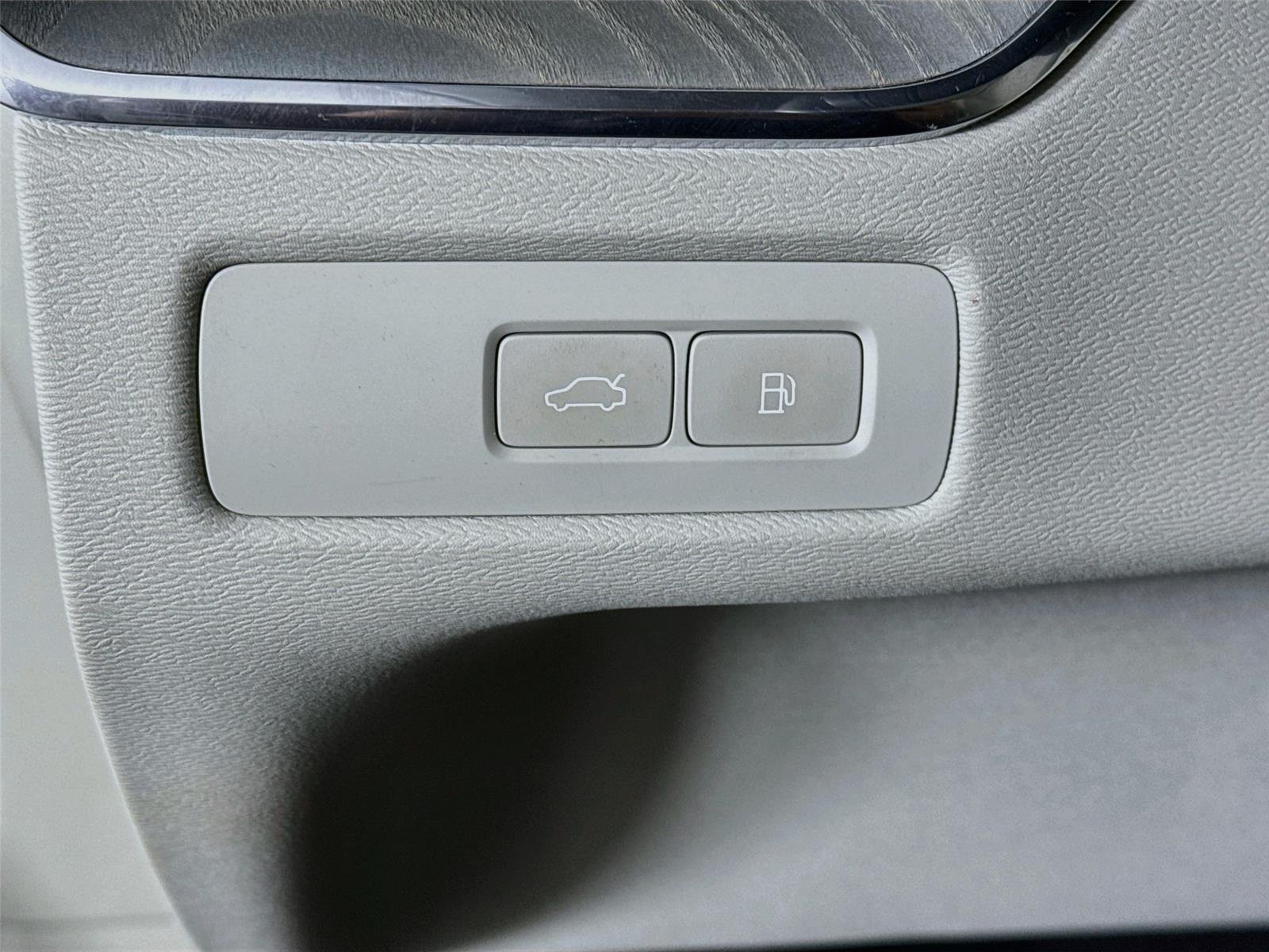 Used 2024 Crystal White Volvo Ultimate Dark Theme image 10
