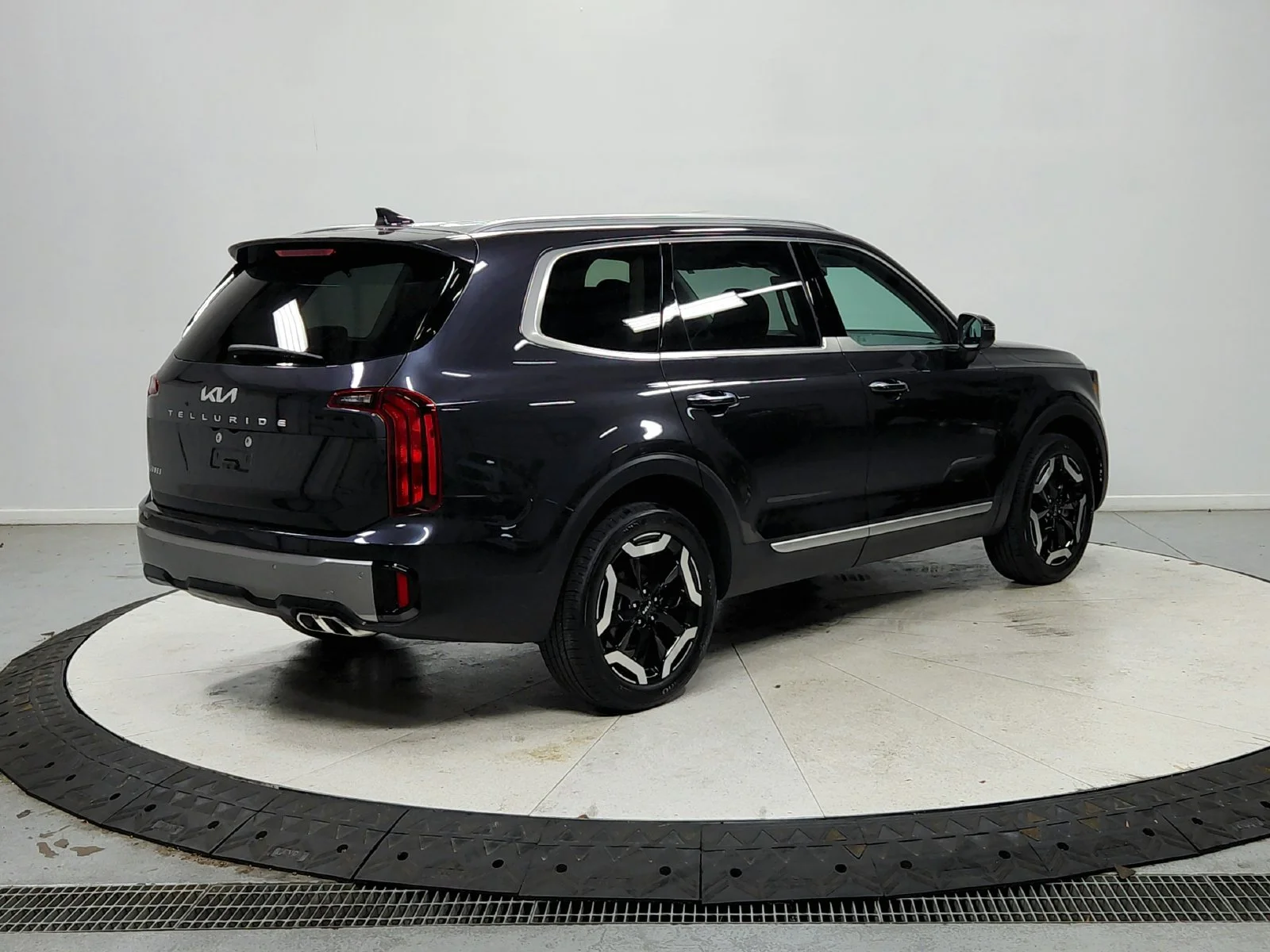 Used 2025  Kia S image 7