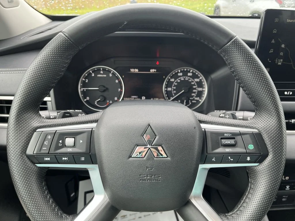 Used 2025 Silver Mitsubishi SE image 14