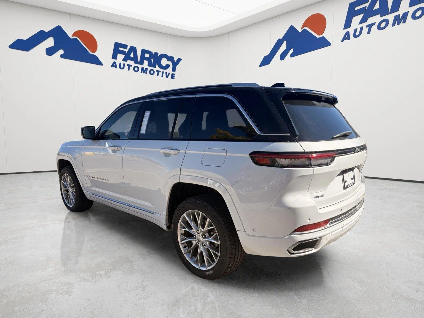 Used 2024 Bright White Clearcoat Jeep Summit image 3