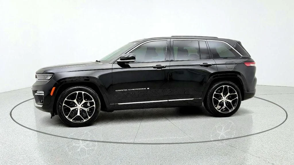 Used 2023 Diamond Black Crystal Pearlcoat Jeep Summit Reserve 4x4 image 8
