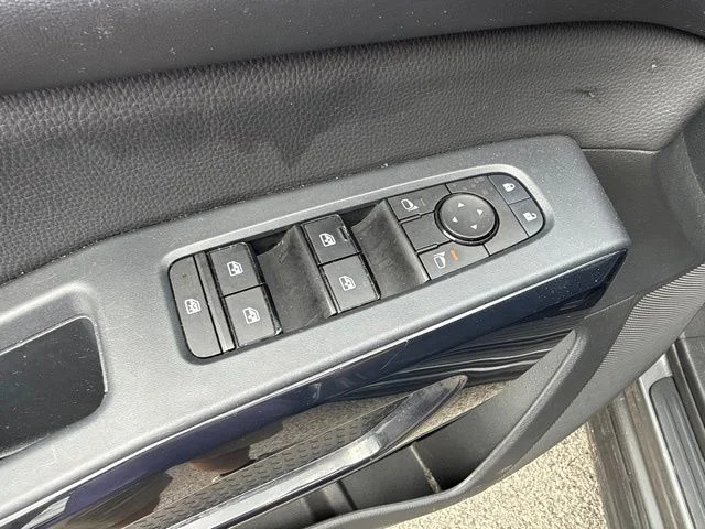 Used 2025 Gray Nissan SV image 29