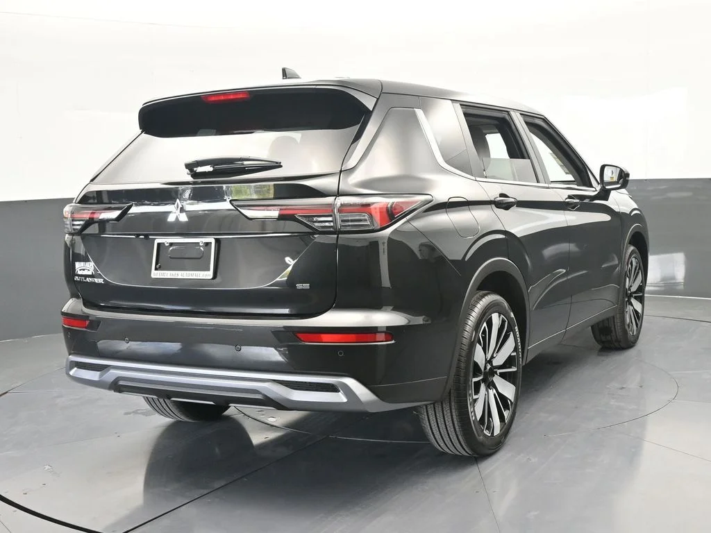 New 2026 Black Diamond Mitsubishi SE image 5
