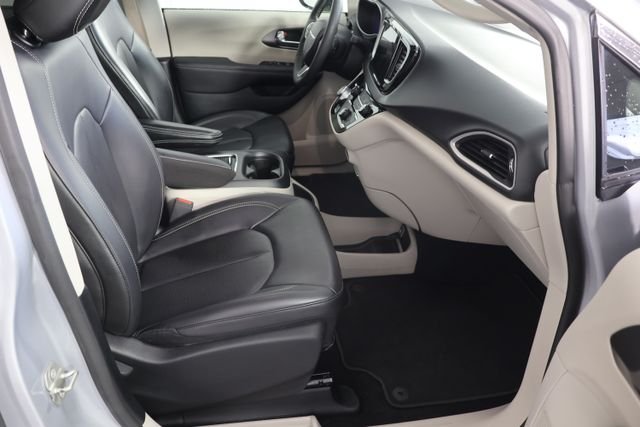Used 2023 Silver Mist Clearcoat Chrysler Touring L image 24
