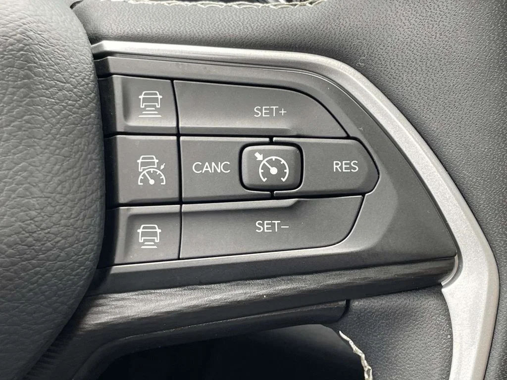Used 2023 White Jeep Altitude image 32