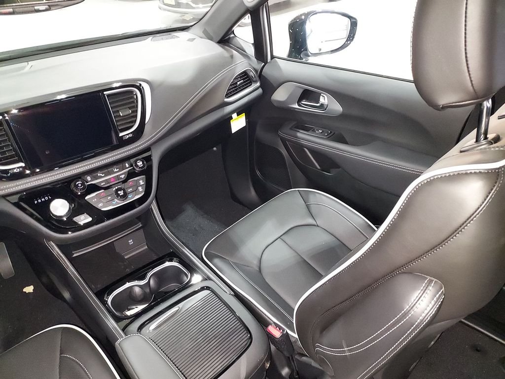 2026 Chrysler Pacifica Limited - Photo 11