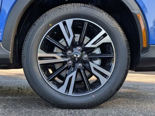 New 2026 Lightning Blue Metallic Mitsubishi SE image 3