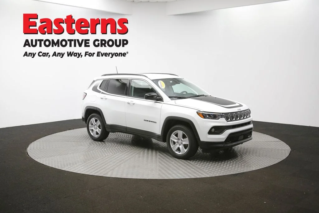 Used 2022 White Jeep Latitude image 46