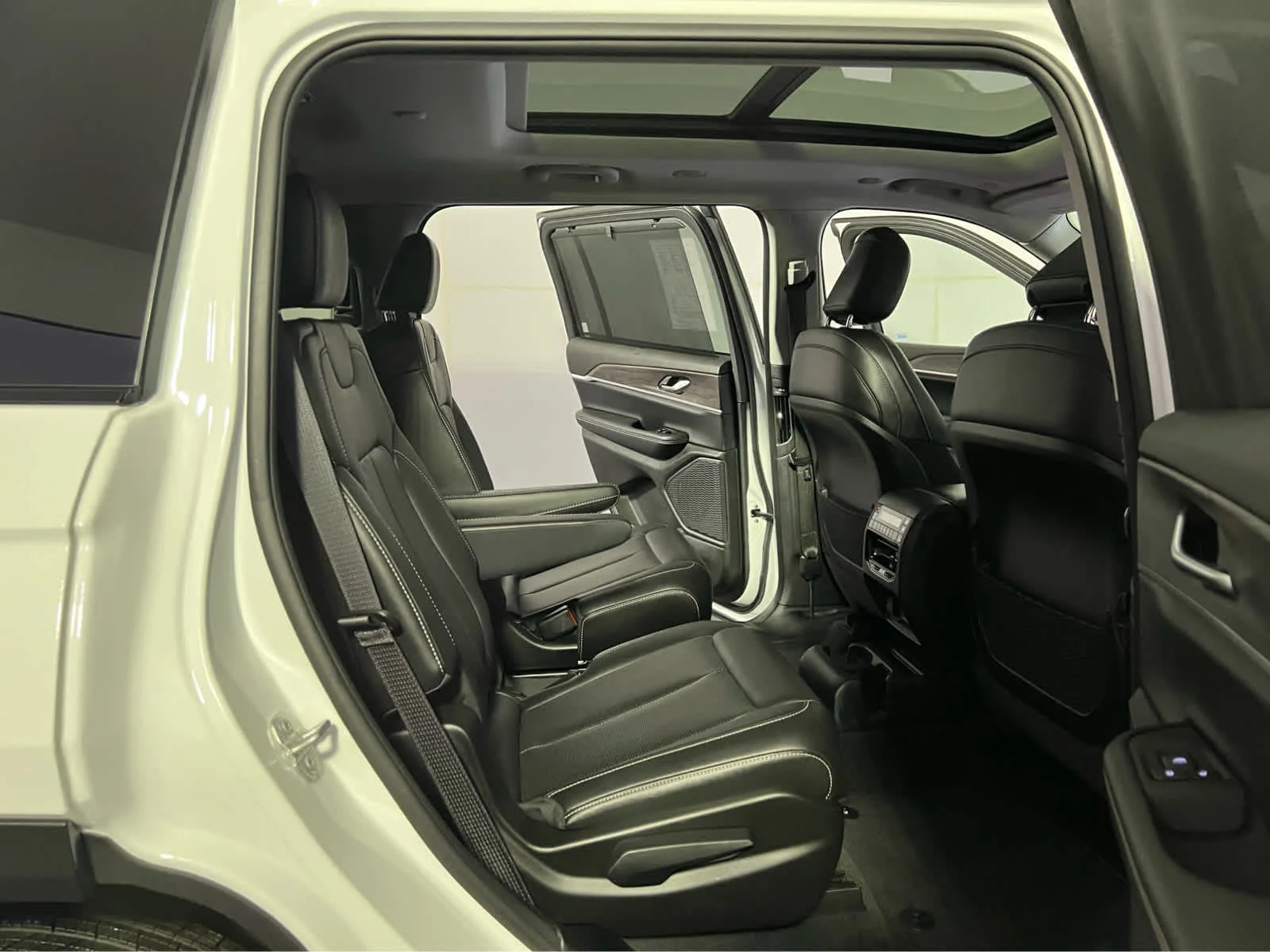 Used 2023 Bright White Clearcoat Jeep Limited image 30