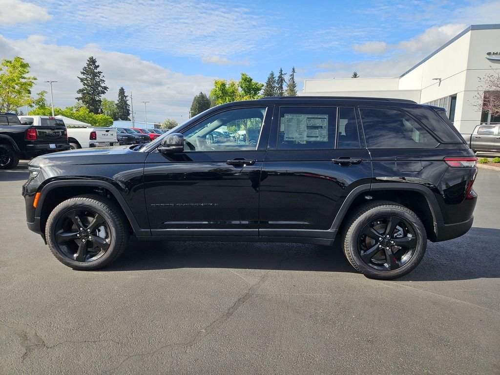 New 2025 Diamond Black Crystal Pearl-Coat Exterior Paint Jeep Limited image 3
