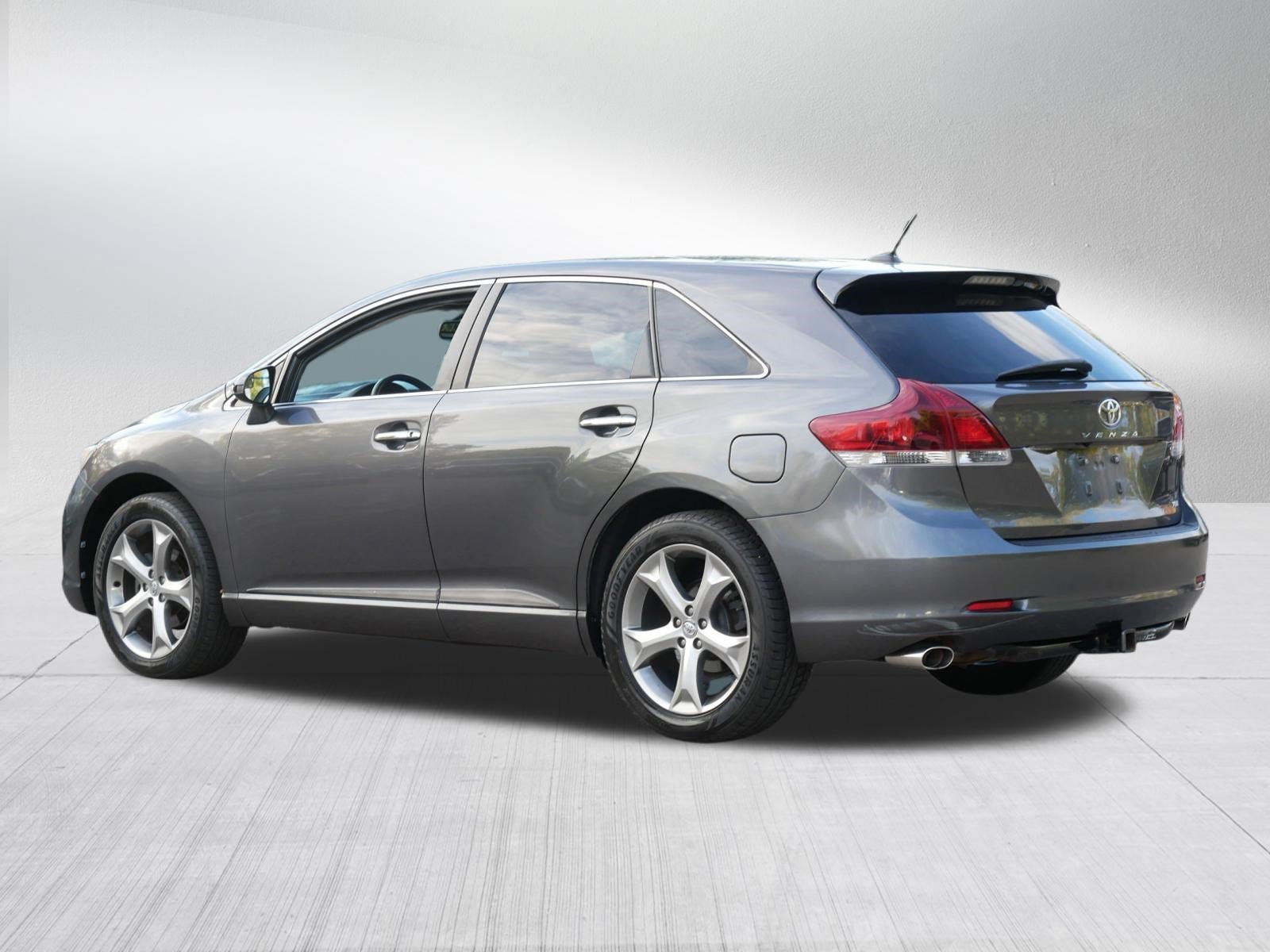 Used 2013 Magnetic Gray Metallic Toyota XLE image 5