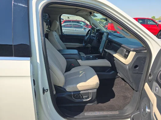 Used 2023 White Metallic Ford Platinum image 9
