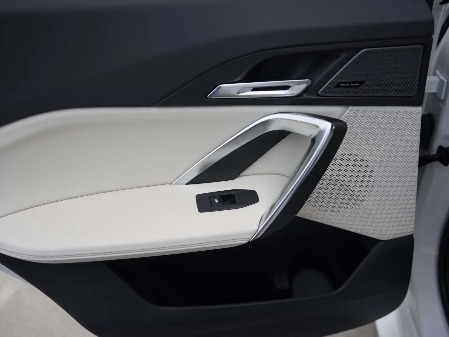 New 2026 Alpine White BMW xDrive28i image 6