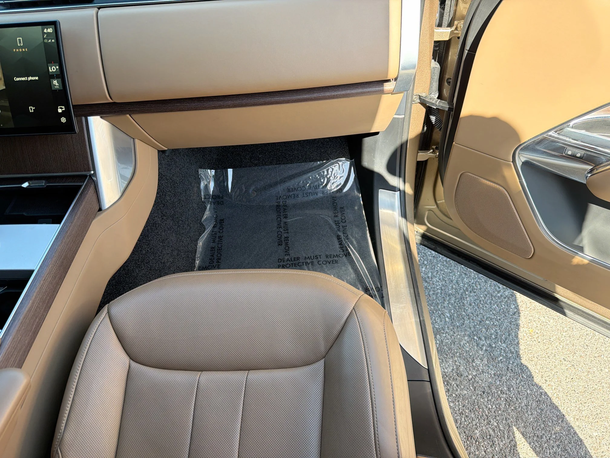 Used 2024 Sunset Gold SV Bespoke Ultra Metallic Satin Land Rover SE image 18
