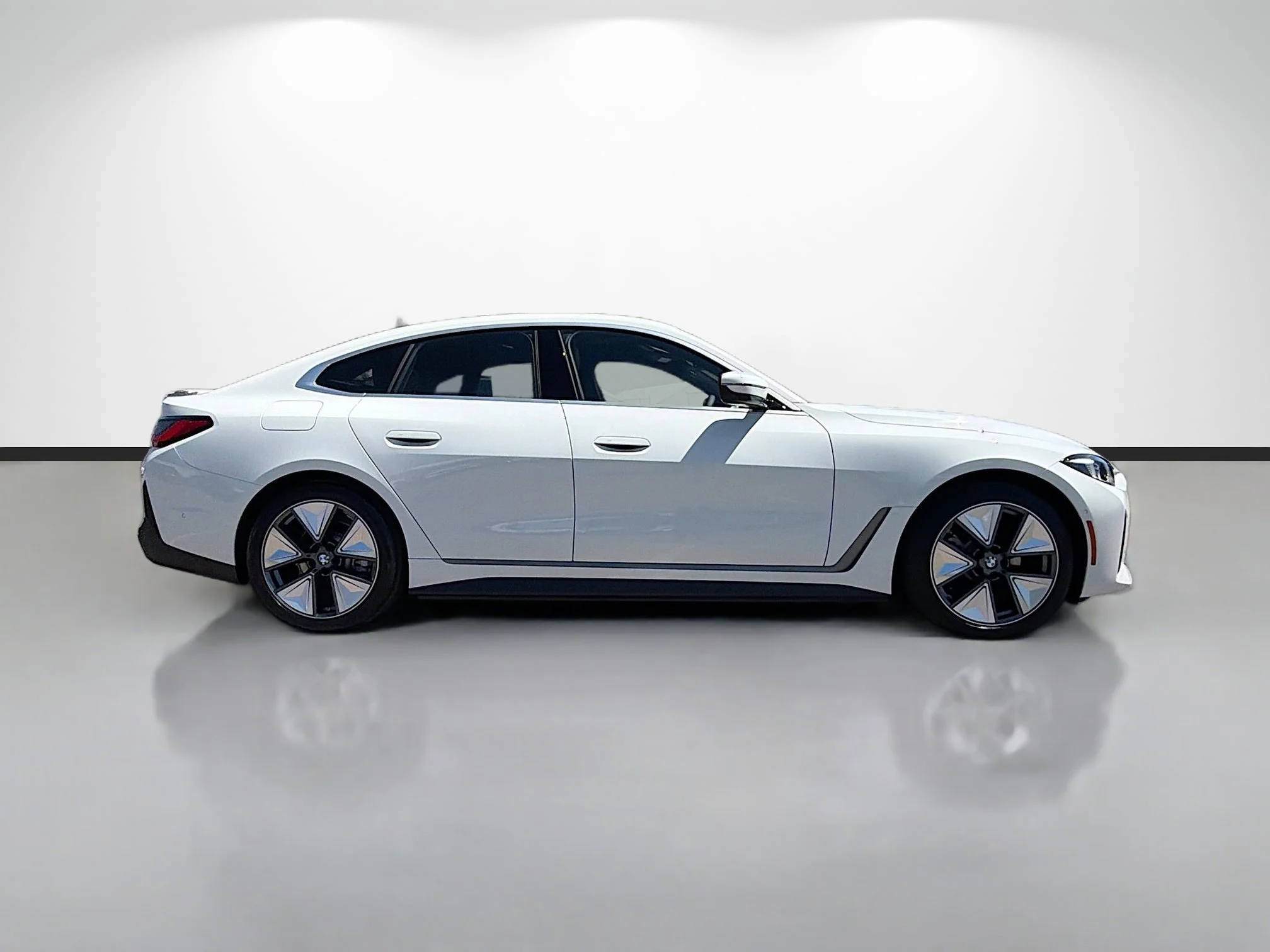 New 2026 Alpine White BMW eDrive40 image 2