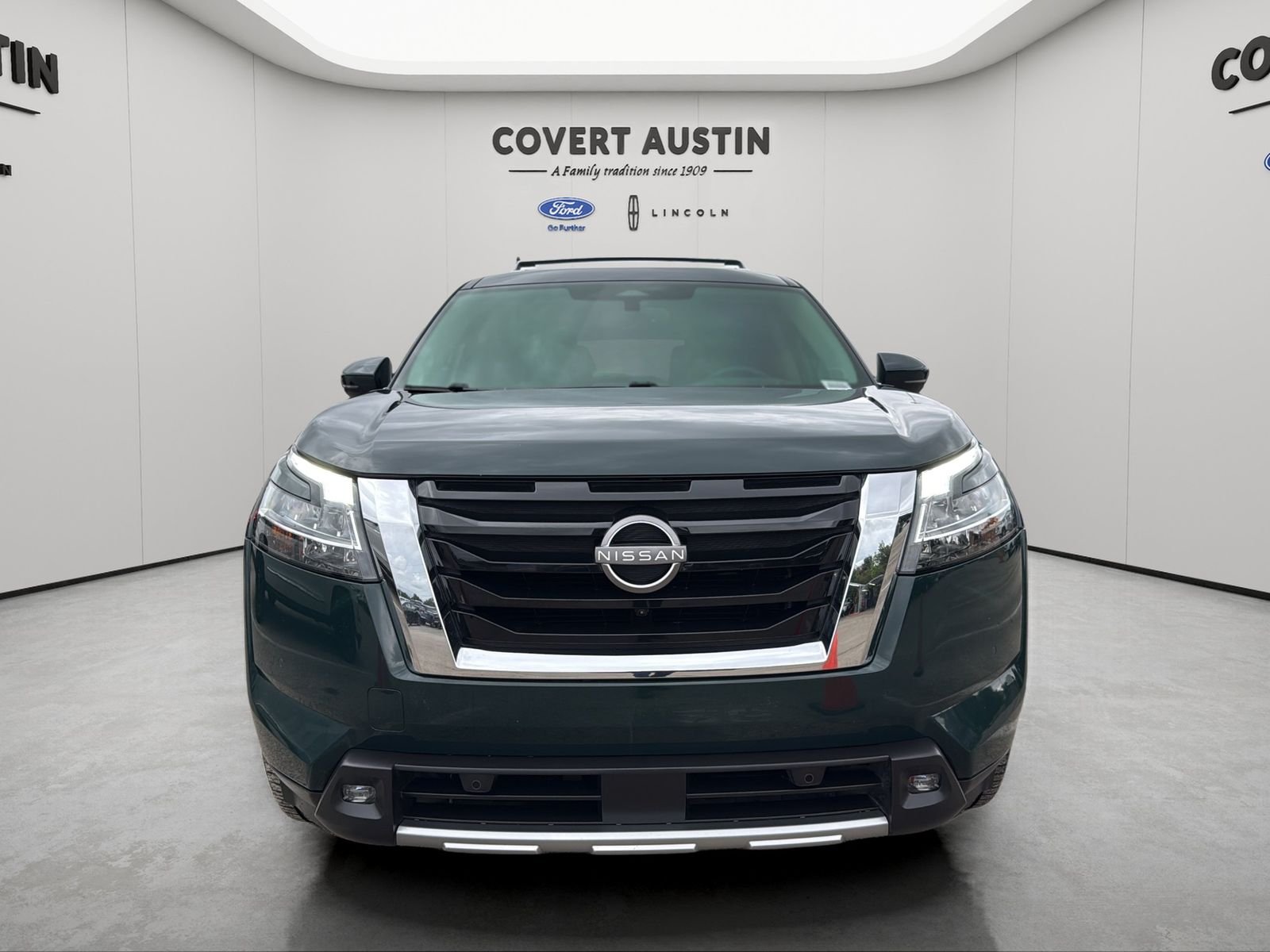 Used 2022 Black Nissan Platinum image 8
