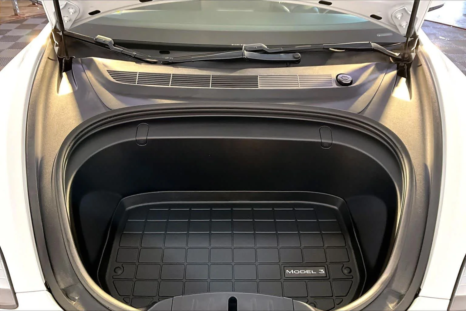 Used 2018 Pearl White Multi-Coat Tesla Long Range Battery image 28