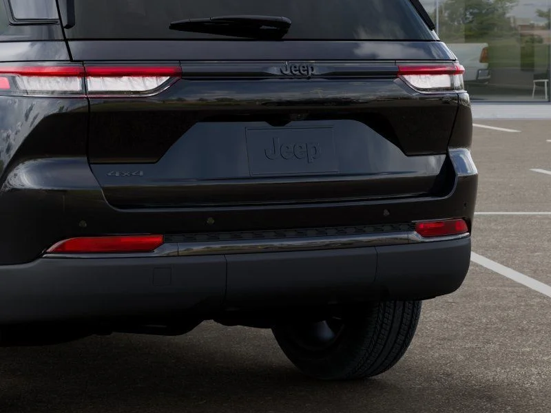 New 2025 Diamond Black Crystal Pearl-Coat Exterior Paint Jeep Laredo image 13